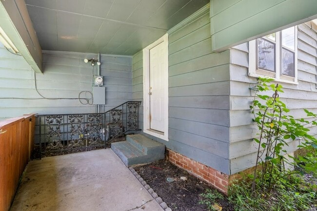 Building Photo - Renovated 3 Bedroom 2 Bath Home for Rent!