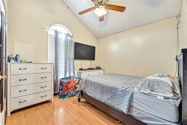 Building Photo - 122 S Bailey St