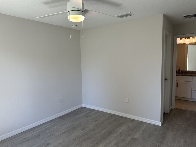 Building Photo - NEW 3/2/1 ready to rent! Pet friendly.