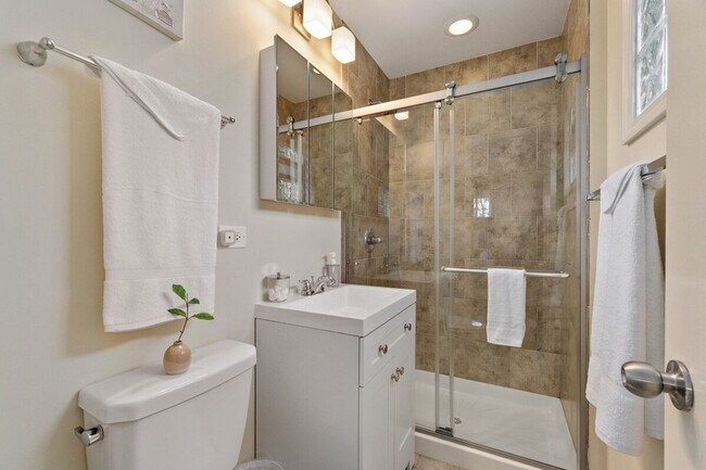 Building Photo - 121 King Ct