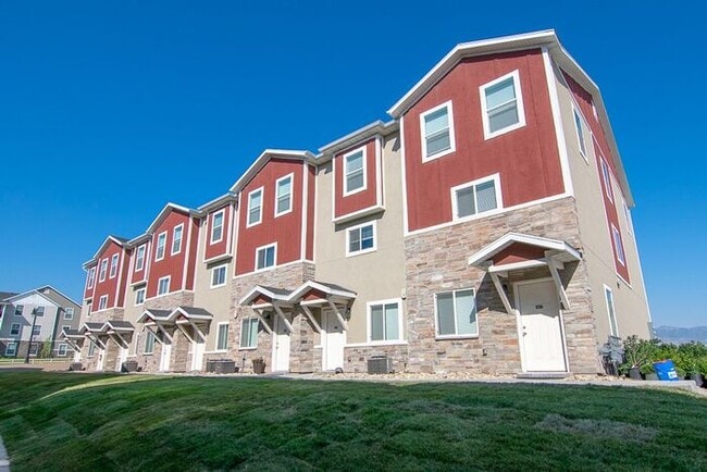 Primary Photo - Amazing Paytons Quarry Townhome in Herriman