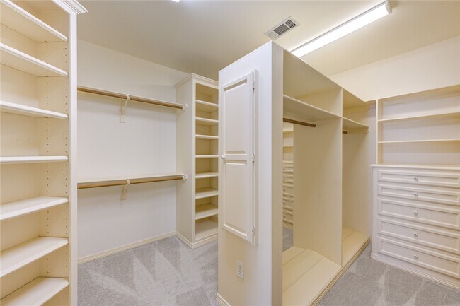 Building Photo - 2124 Nantucket Dr