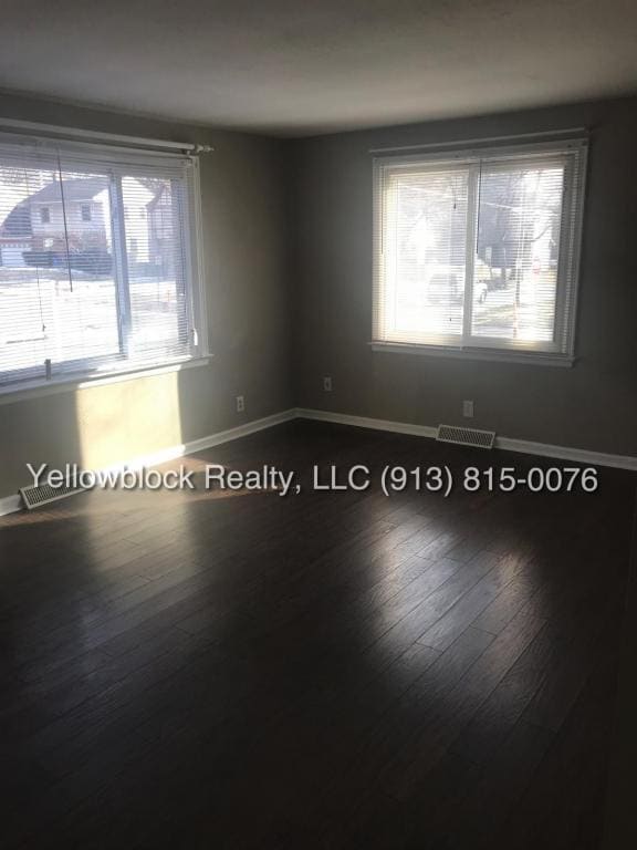 Building Photo - 320 E 79th Terrace