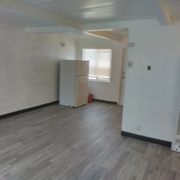 Building Photo - 11 E San Joaquin St