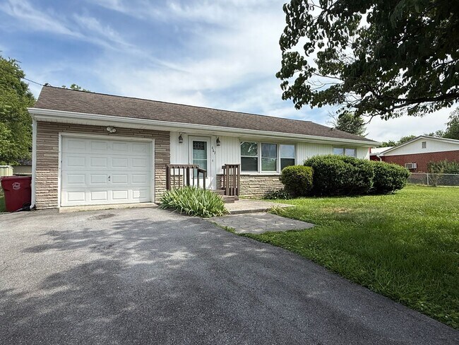 Building Photo - ** PENDING APPLICATION ** 3/2 bath home - Town Acres School District!