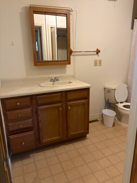 Building Photo - 303 1/2 Clarksburg St