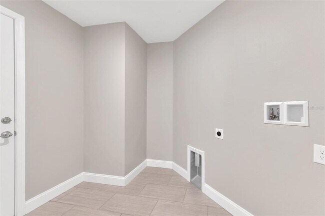 Building Photo - 2036 Hillview Cir