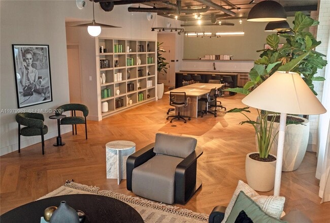 Building Photo - 121 NE 5th St