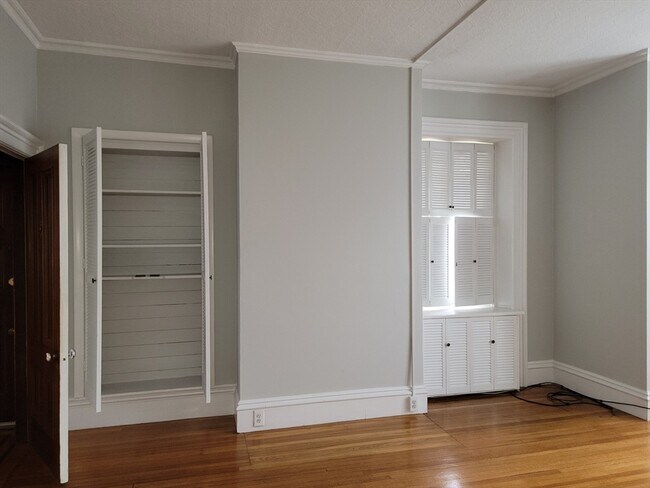 Building Photo - 172 Nesmith St