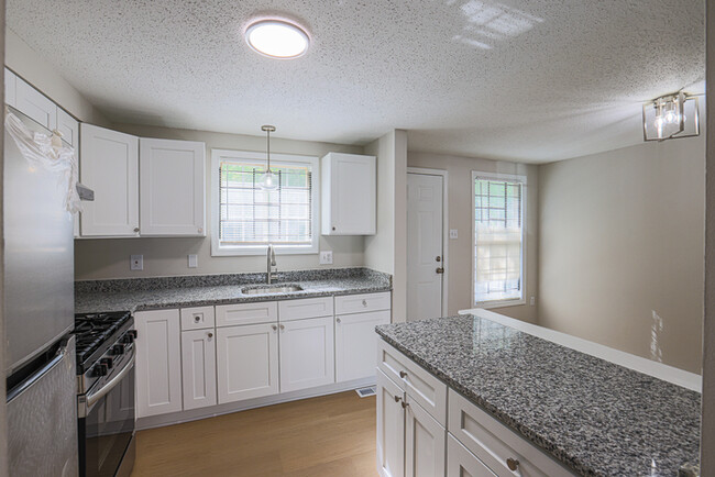 Building Photo - Beautiful 3 Bedroom Home with 2.5 Bathrooms
