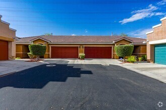 Building Photo - Beautiful, Single Story, 2 bed, 2 bath, To...