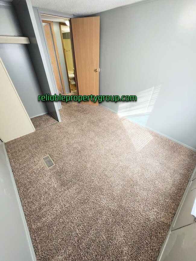 Building Photo - New Listing in Fort Wayne