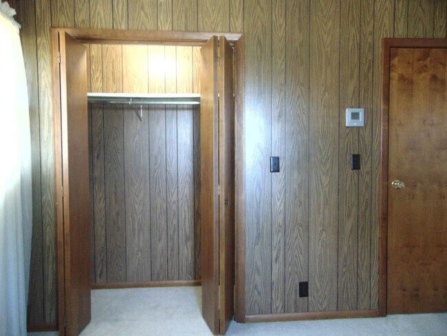 Building Photo - Fayette Family Farm House!