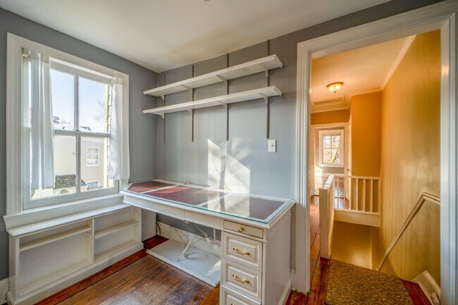 Building Photo - Historic Elegance in Old Town Alexandria