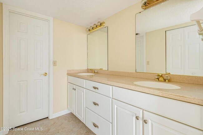 Building Photo - 1101 S Miramar Ave