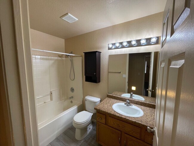 Building Photo - CHARMING 3BD/2BA HOME NEAR ELKHORN