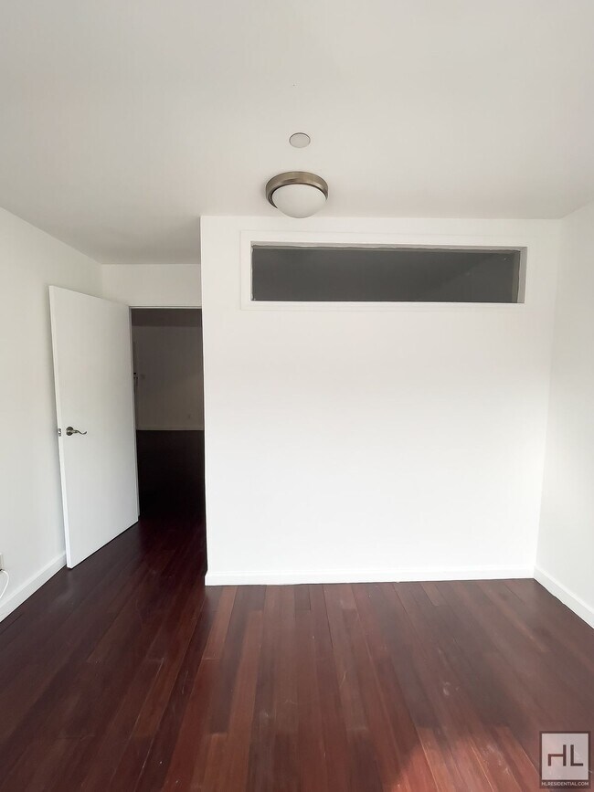 Building Photo - STANHOPE STREET / Spacious 2-Bed 1-Bath / ...