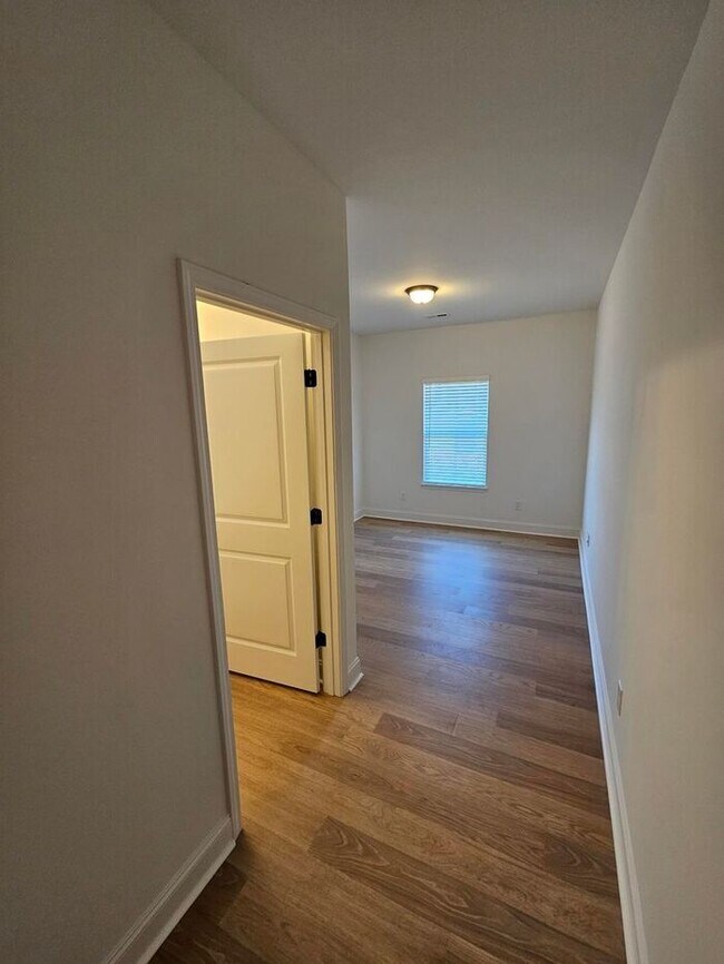 Building Photo - Modern Home in Karns – Washer & Dryer Incl...