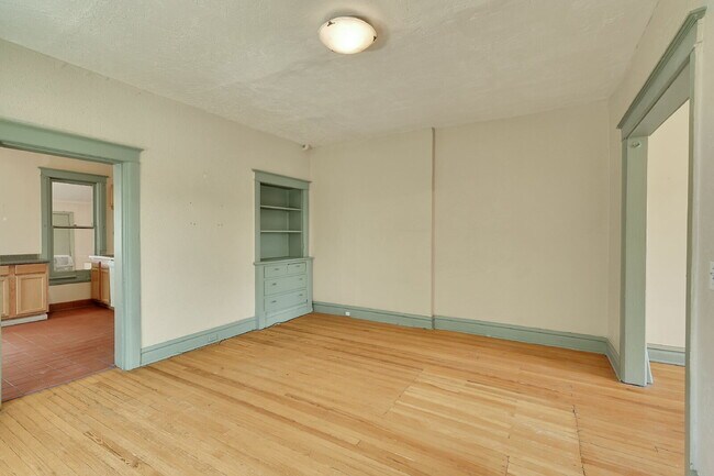 Building Photo - $2,395 - 2 Bed, 2 Bath Townhome in Great D...