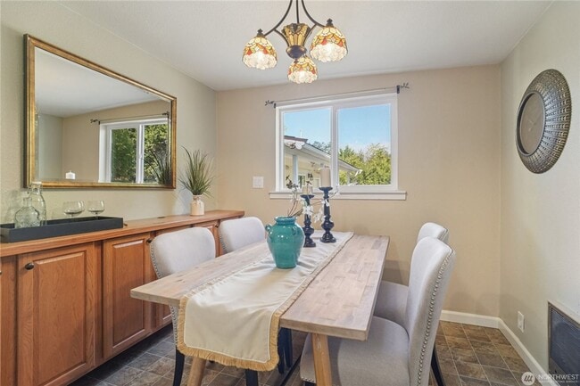 Building Photo - Amazing 3 br rambler w/ garage on LARGE fenced lot!