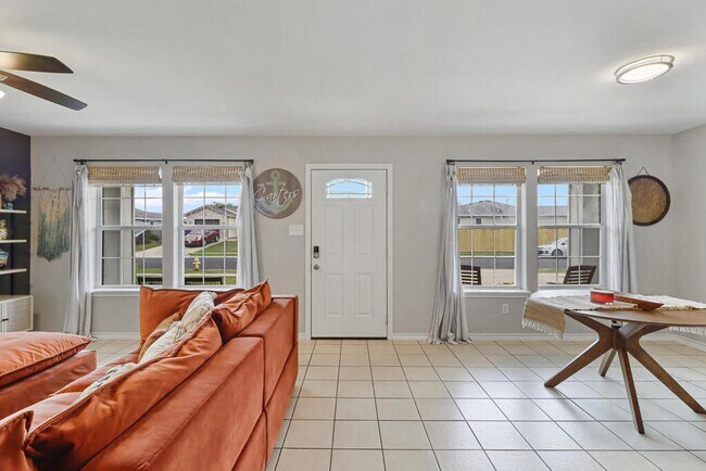 Building Photo - 5725 Ventura Ln