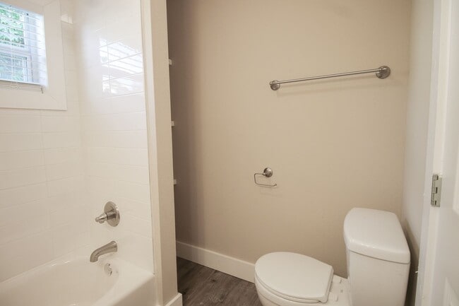 Building Photo - Recently Remodeled 3 Bed 2 Bath!