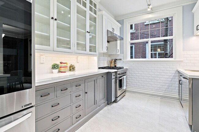 Building Photo - Historic Charm 2 Bed 1 Bath Condo on First Hill