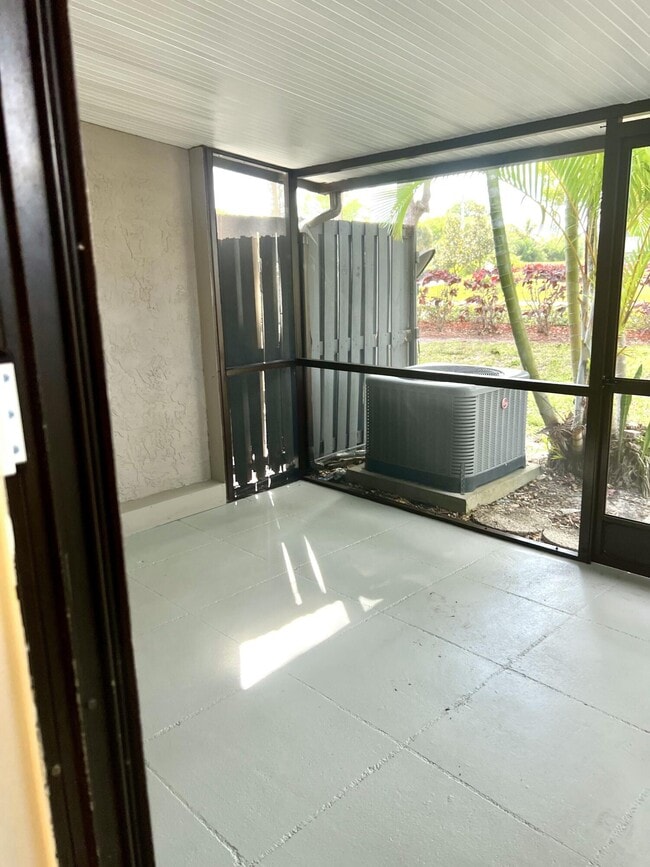 Building Photo - 102 Shoreview Dr