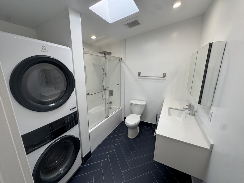 Building Photo - 6439 1/2 Graves Ave