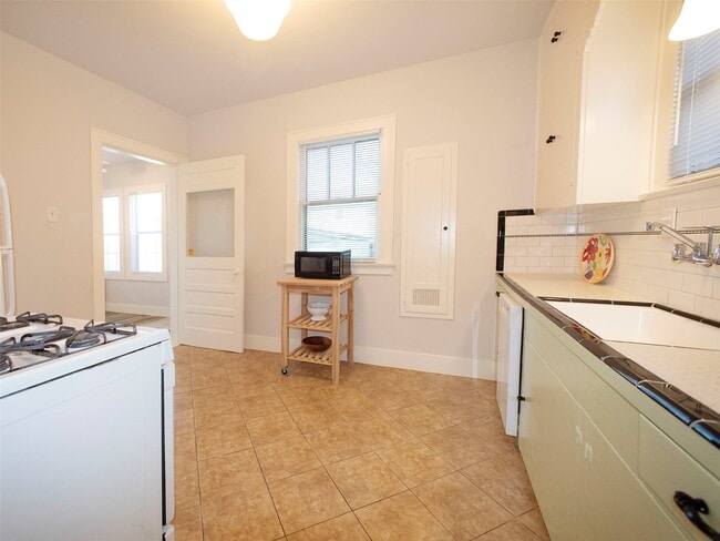 Building Photo - 5111 Ave Q 1/2