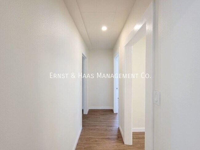 Building Photo - 154 E Eagle St