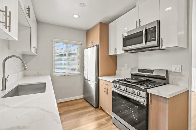 Building Photo - 1352 W 36th St