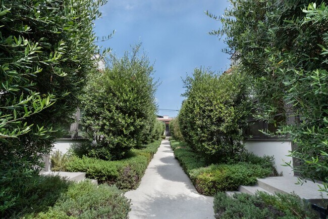 Building Photo - Beautiful 1 bed / 1 bath bungalow-style apartment now available!