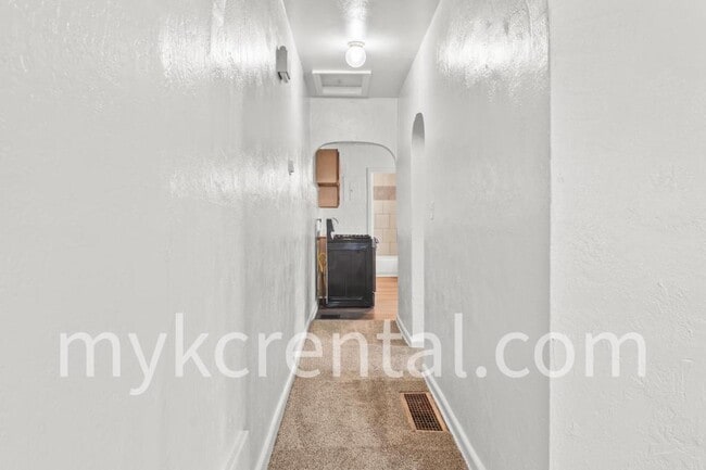 Building Photo - 1131 Hasbrook Ave