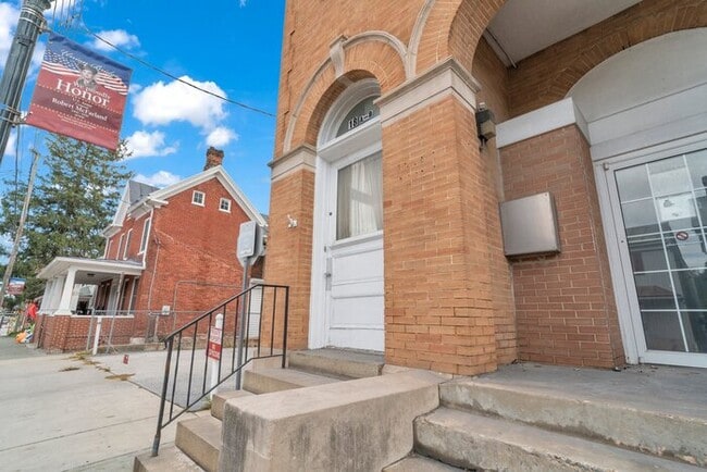 Building Photo - 18 N Main St