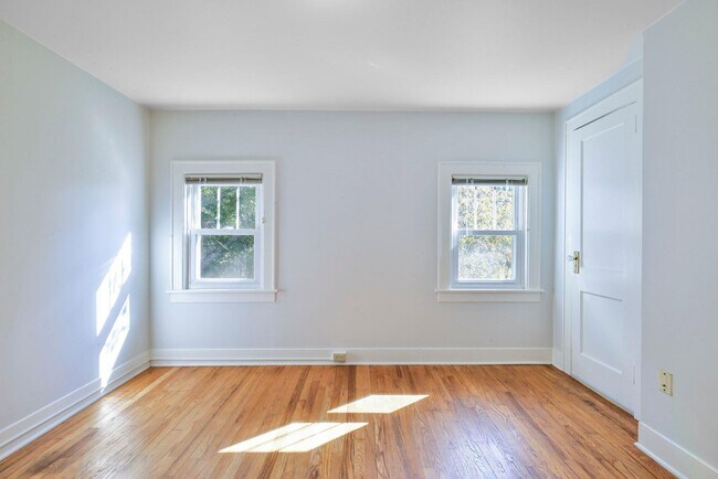 Building Photo - 30 Violet Pl