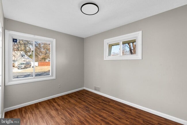 Building Photo - 204 Cedar Ln
