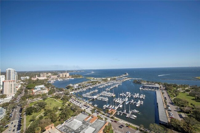 Building Photo - 1 Beach Dr SE