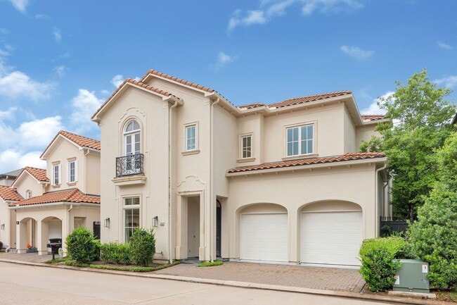 Building Photo - 2706 Tudor Manor