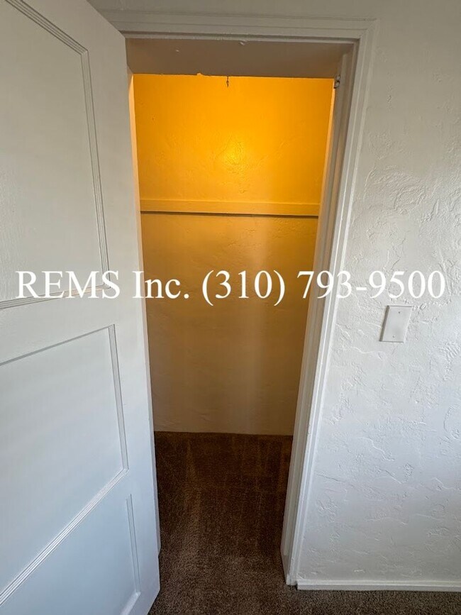 Building Photo - Refurbished Upstairs Apartment w/ Parking