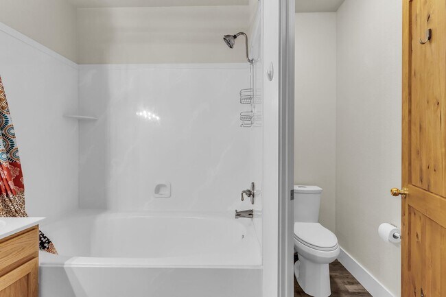 Building Photo - 8381 Meadowview Ct