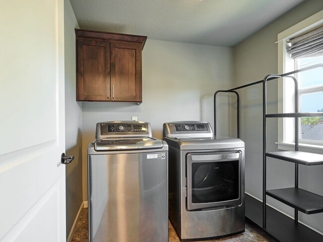 Building Photo - Beautiful 4 bedroom/2.5 Bath Home On Large...