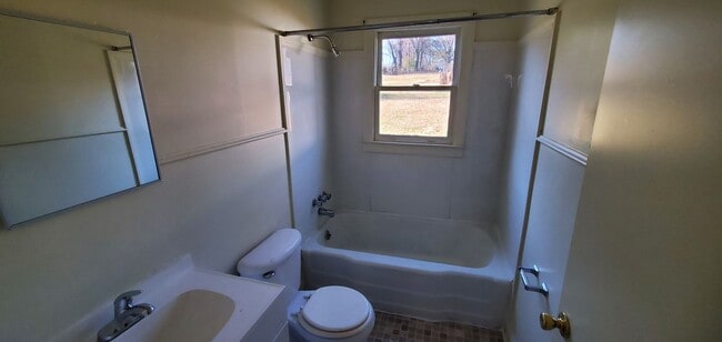 Building Photo - 3 Bedroom 1 Bathroom House