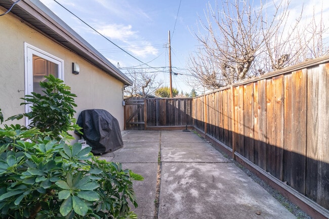 Building Photo - 814 Emily Dr