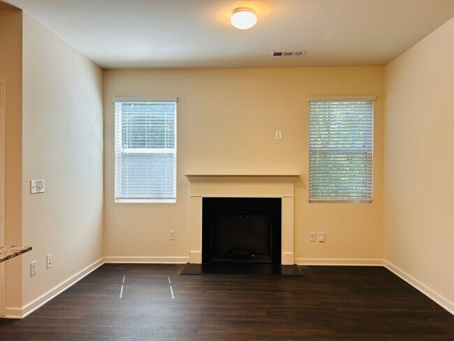 Building Photo - Wow 3 bedroom 2.5 bathroom townhome minute...