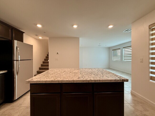 Building Photo - 3 BED 2.5 BATH 2 CAR GARAGE TOWNHOUSE W/ LOFT IN HENDERSON CADENCE COMMUNITY FEAT. COMMUNITY POOL!