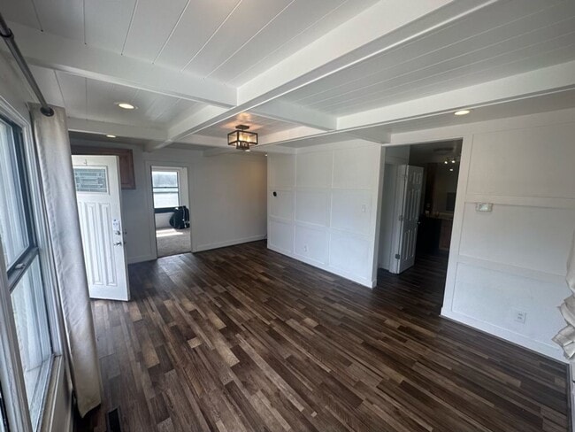 Building Photo - Beautiful home in great location