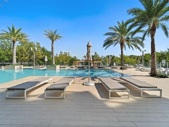 Building Photo - 16385 Biscayne Blvd