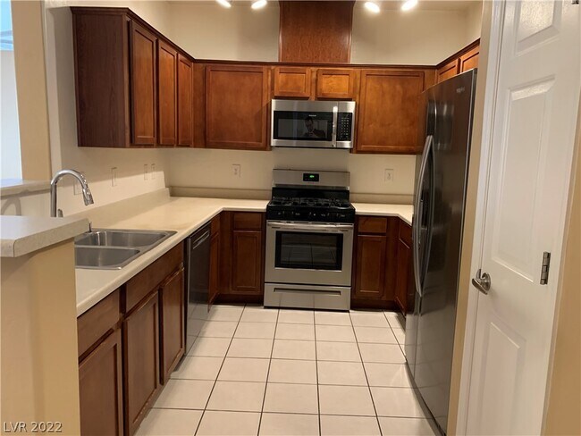 Building Photo - 6868 Sky Pointe Dr