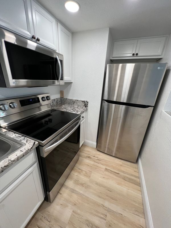 Building Photo - 3701 Colonial Dr